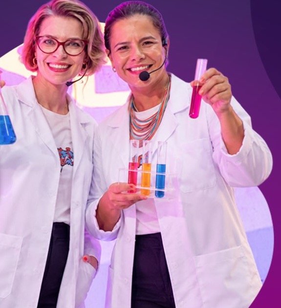 Duas pessoas de jaleco branco segurando um frasco com líquido azul e tubos de ensaio coloridos